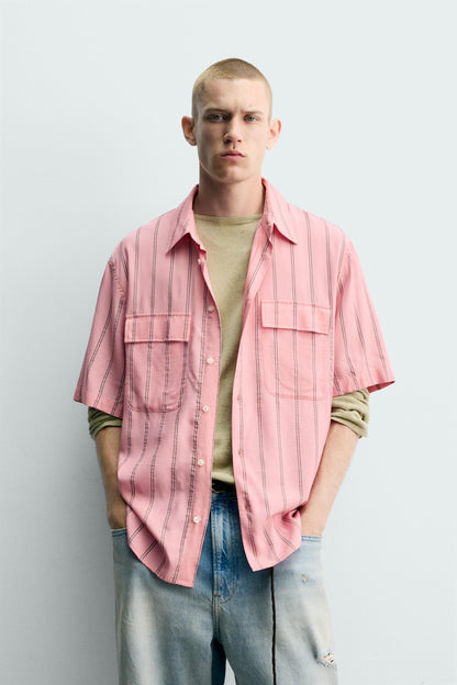 CAMISA FLUIDA ÀS RISCAS COM BOLSOS