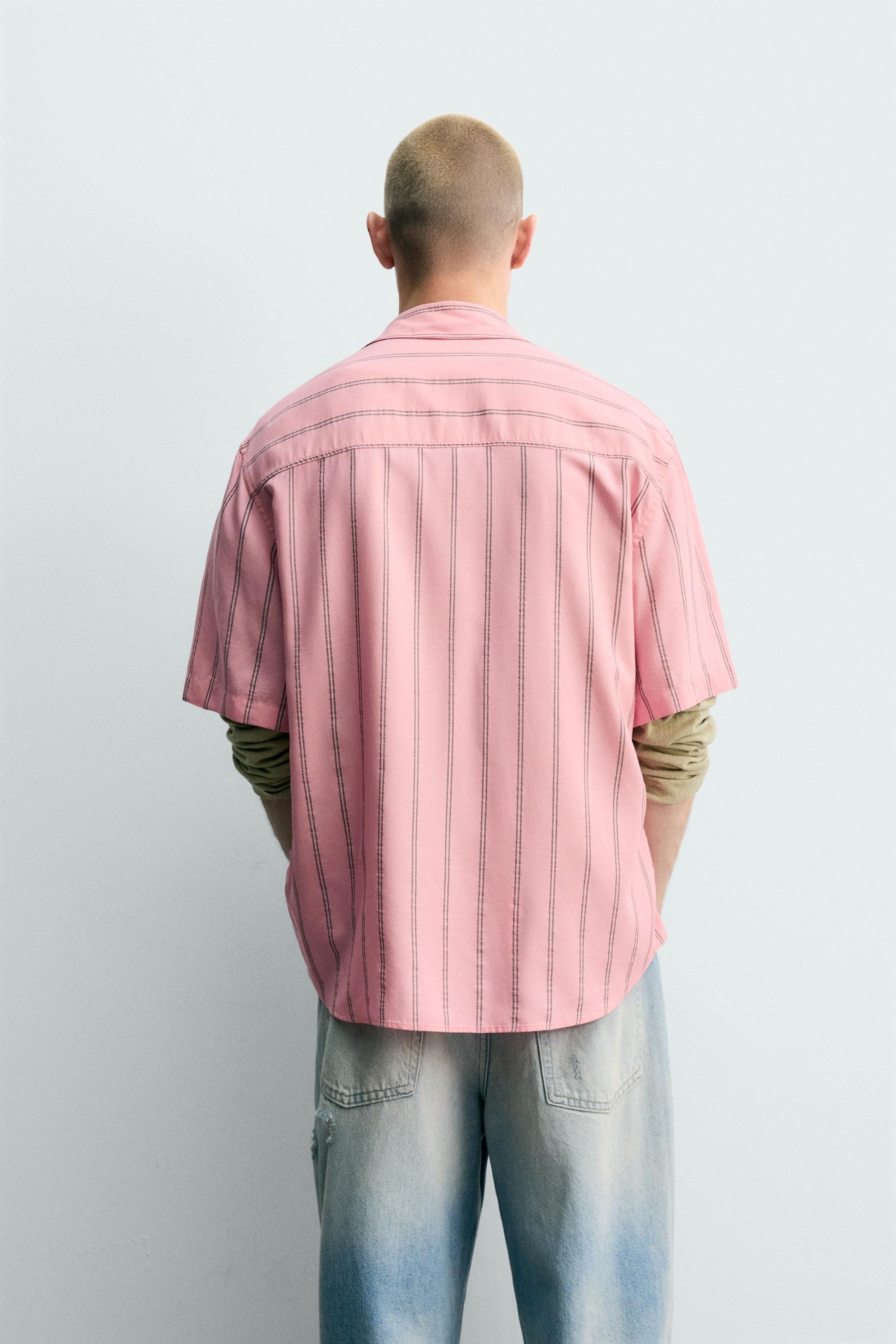 CAMISA FLUIDA ÀS RISCAS COM BOLSOS
