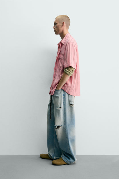 CAMISA FLUIDA ÀS RISCAS COM BOLSOS