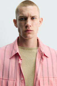 CAMISA FLUIDA ÀS RISCAS COM BOLSOS
