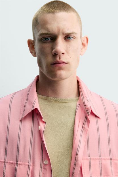 CAMISA FLUIDA ÀS RISCAS COM BOLSOS