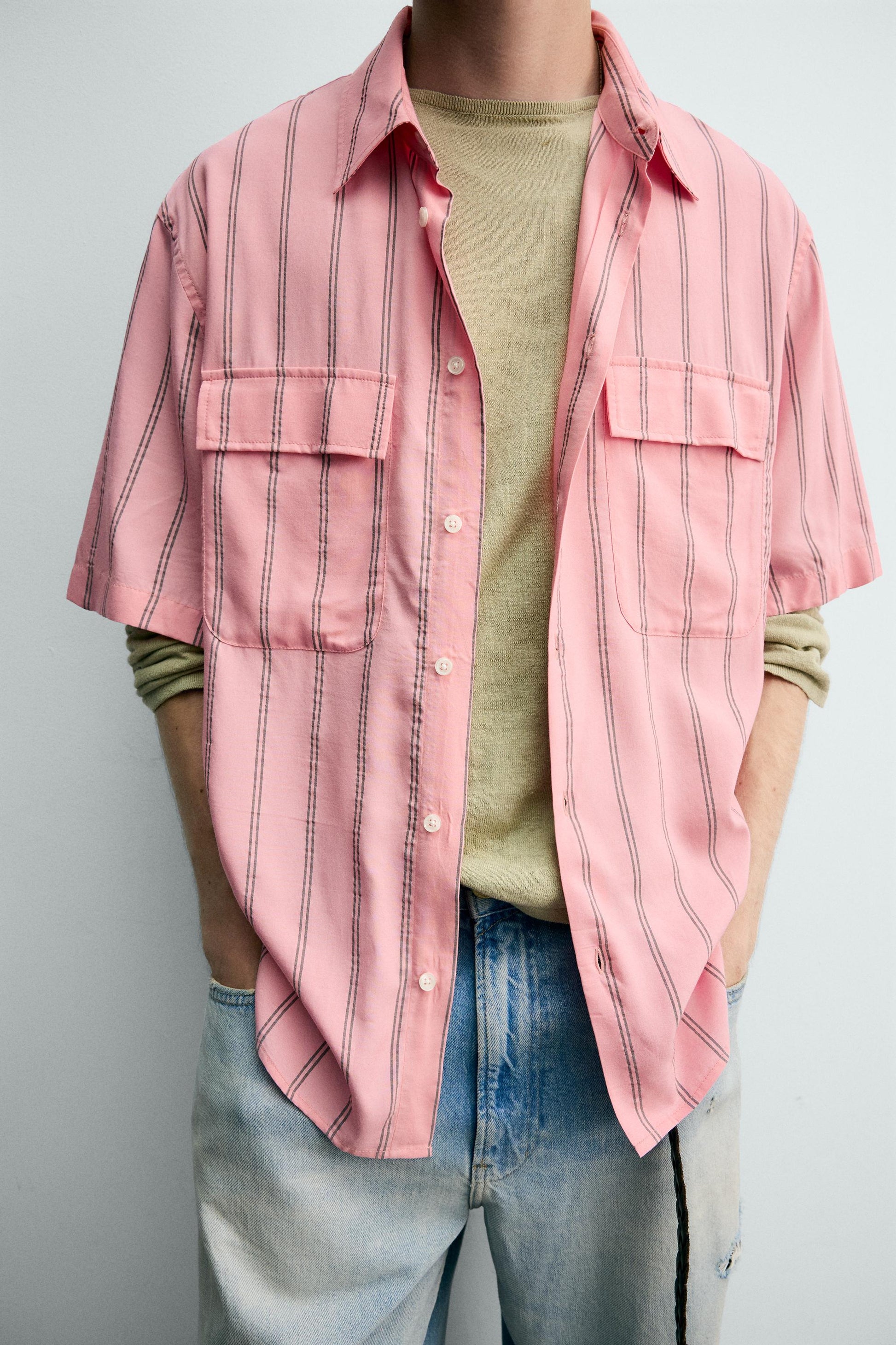 CAMISA FLUIDA ÀS RISCAS COM BOLSOS