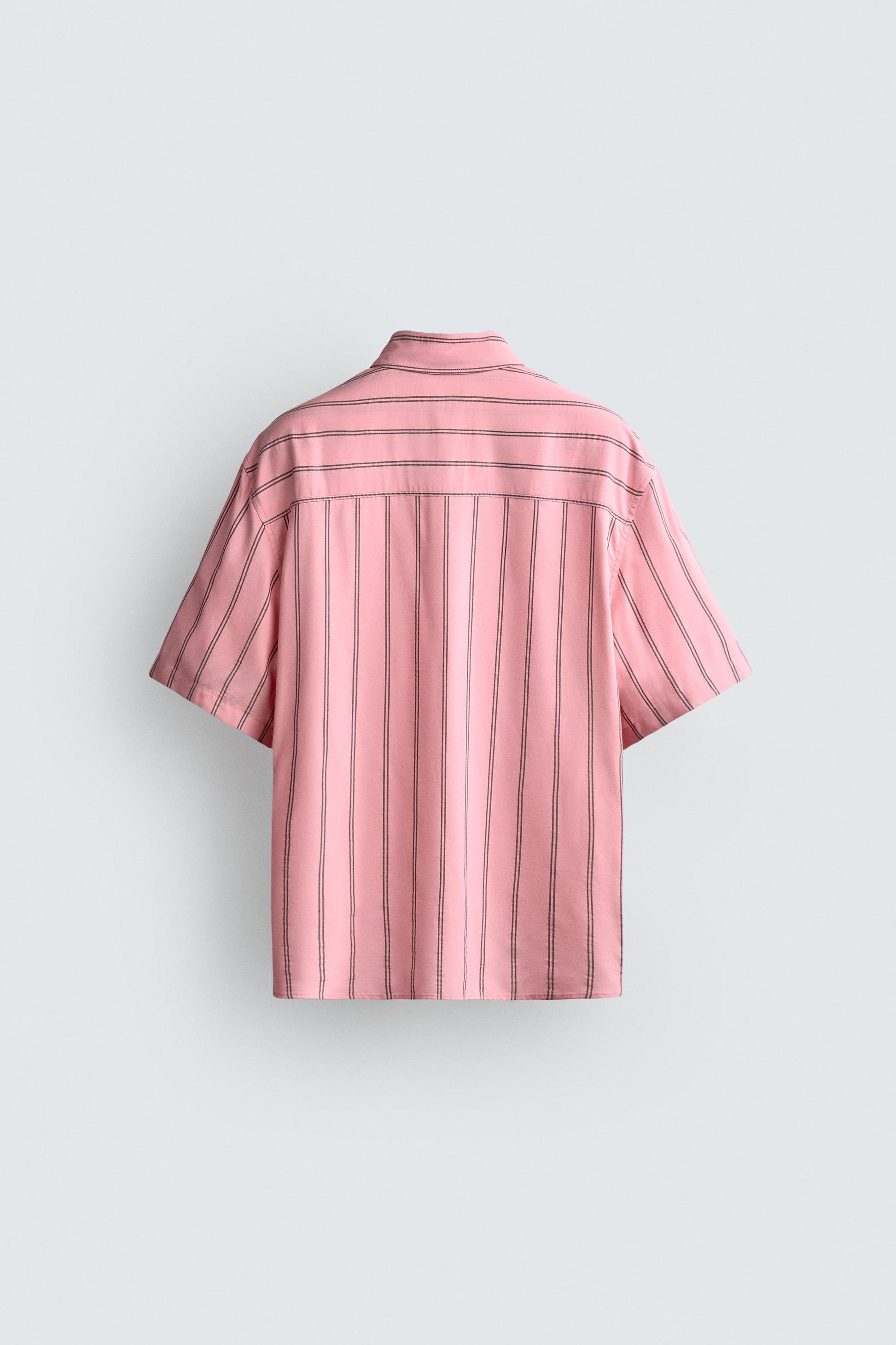 CAMISA FLUIDA ÀS RISCAS COM BOLSOS