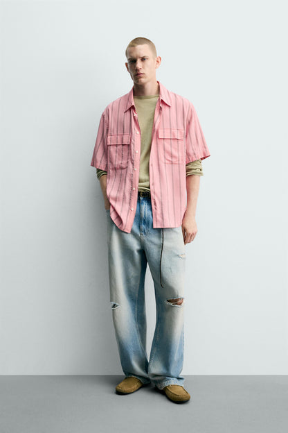 CAMISA FLUIDA ÀS RISCAS COM BOLSOS