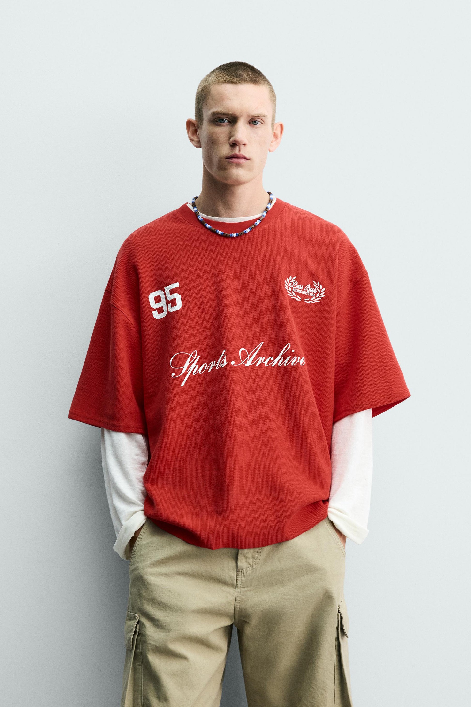 T-SHIRT DE ESTRUTURA COM BORDADOS COMBINADOS