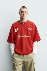 T-SHIRT DE ESTRUTURA COM BORDADOS COMBINADOS