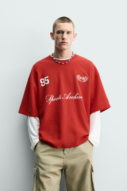 T-SHIRT DE ESTRUTURA COM BORDADOS COMBINADOS