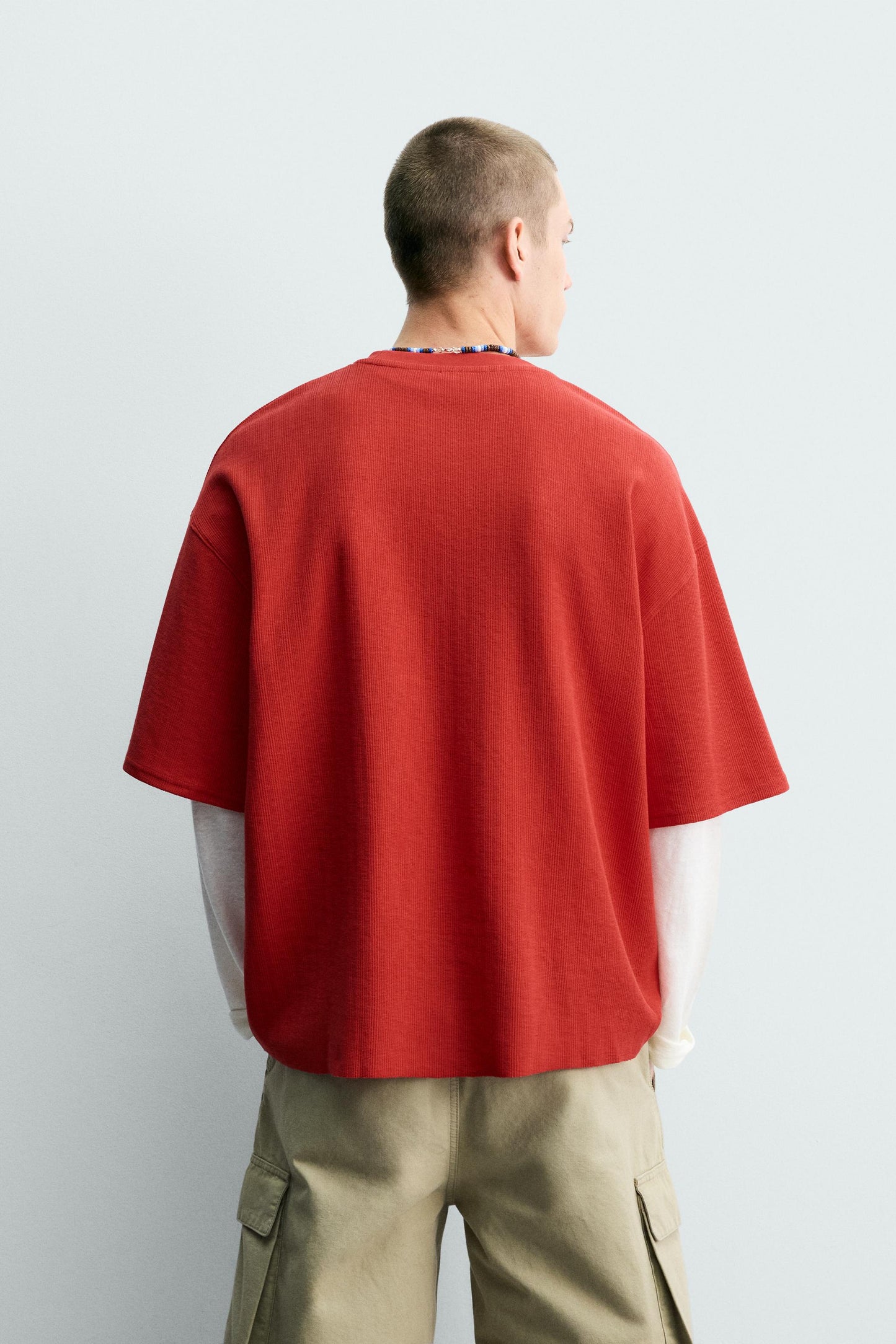 T-SHIRT DE ESTRUTURA COM BORDADOS COMBINADOS