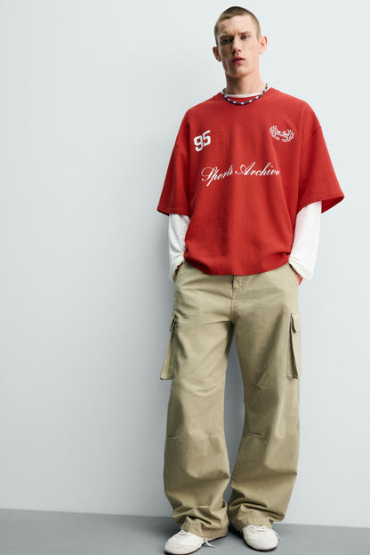 T-SHIRT DE ESTRUTURA COM BORDADOS COMBINADOS