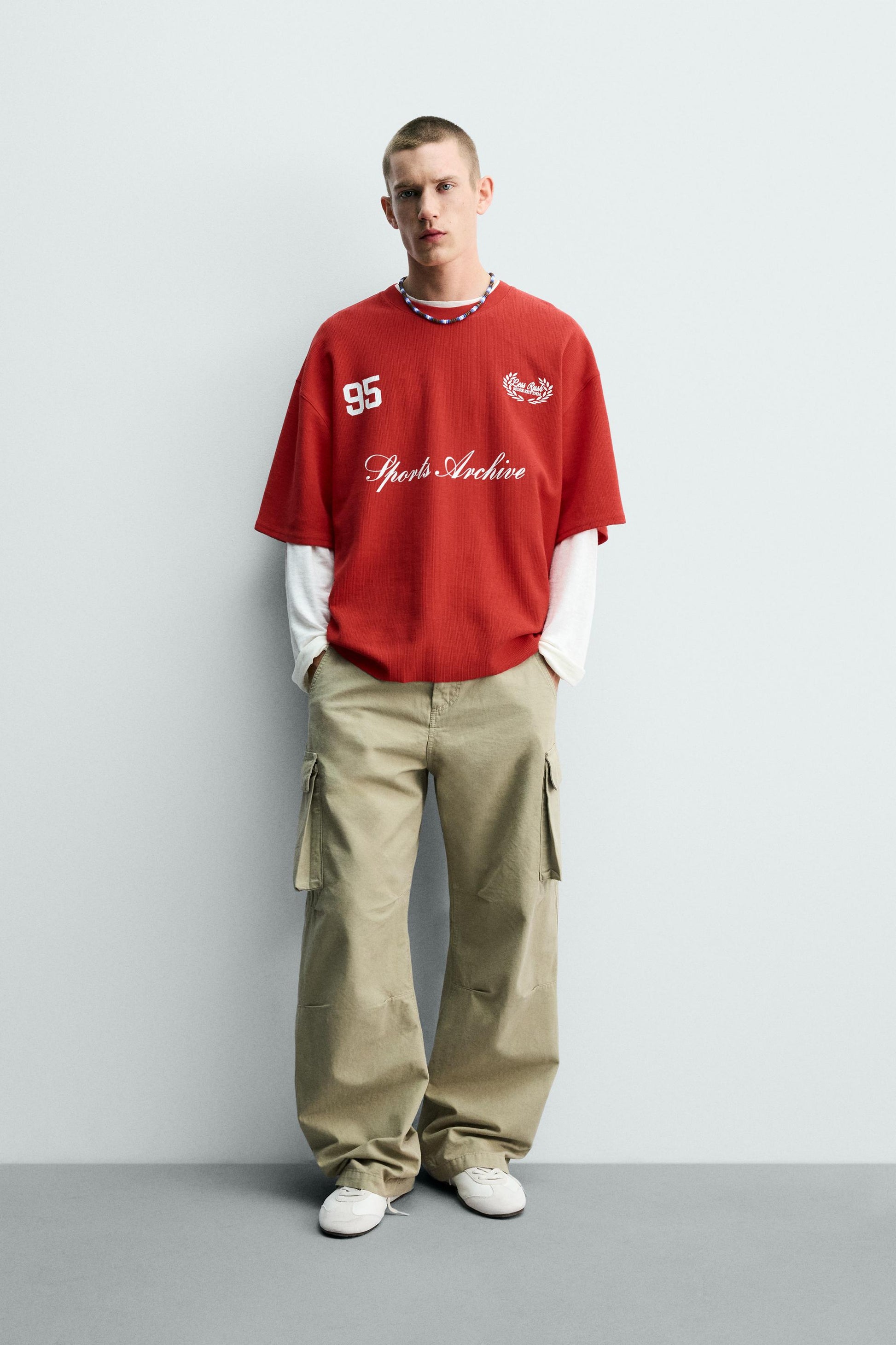 T-SHIRT DE ESTRUTURA COM BORDADOS COMBINADOS