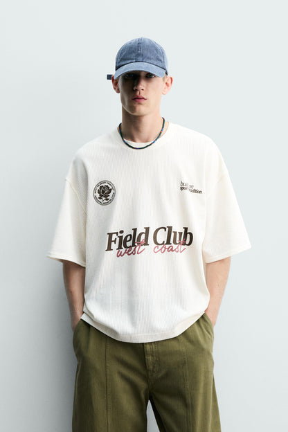 T-SHIRT ESTRUTURADA E ESTAMPADOS EM CONTRASTE