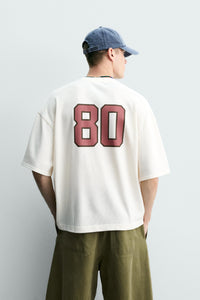 T-SHIRT ESTRUTURADA E ESTAMPADOS EM CONTRASTE