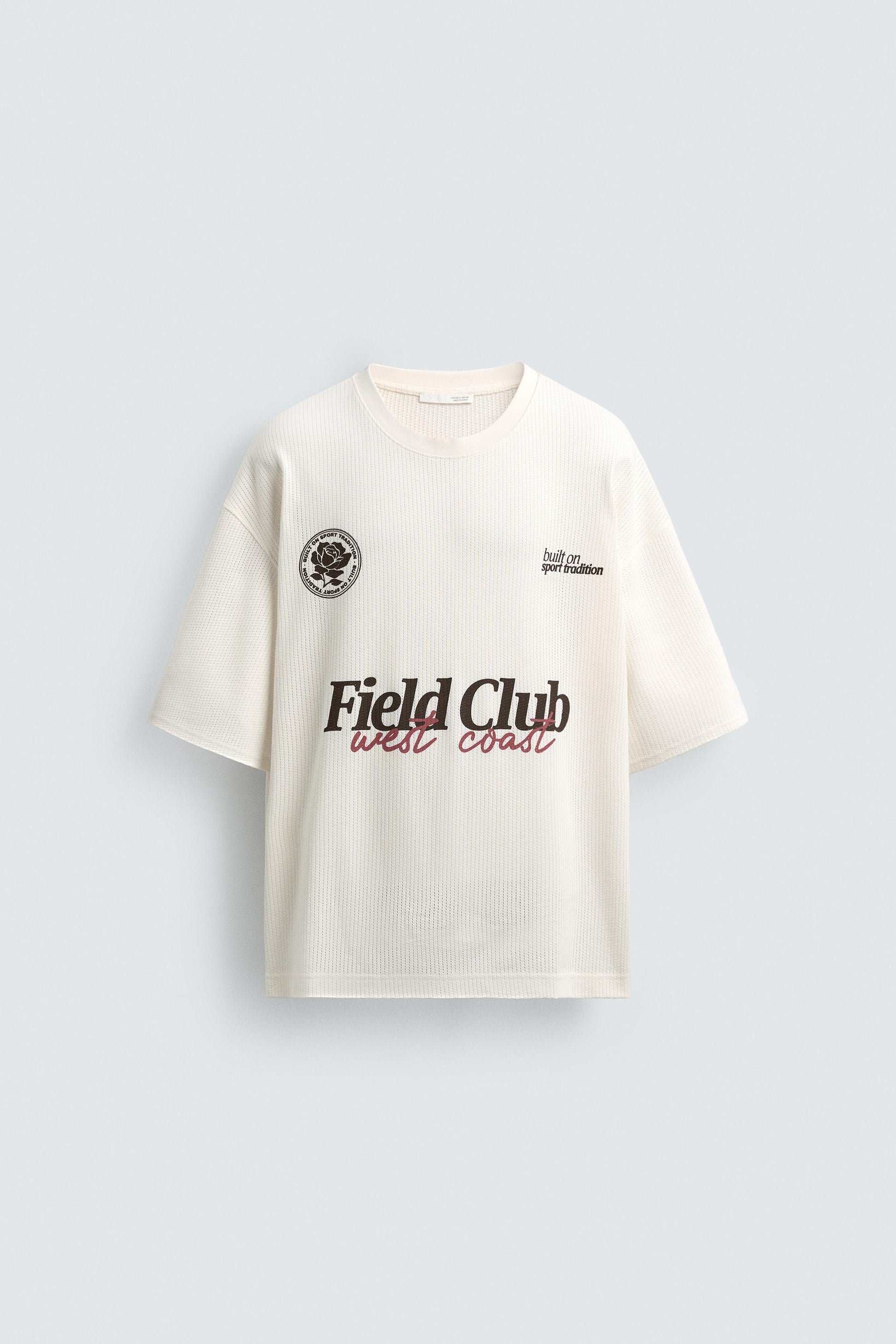 T-SHIRT ESTRUTURADA E ESTAMPADOS EM CONTRASTE