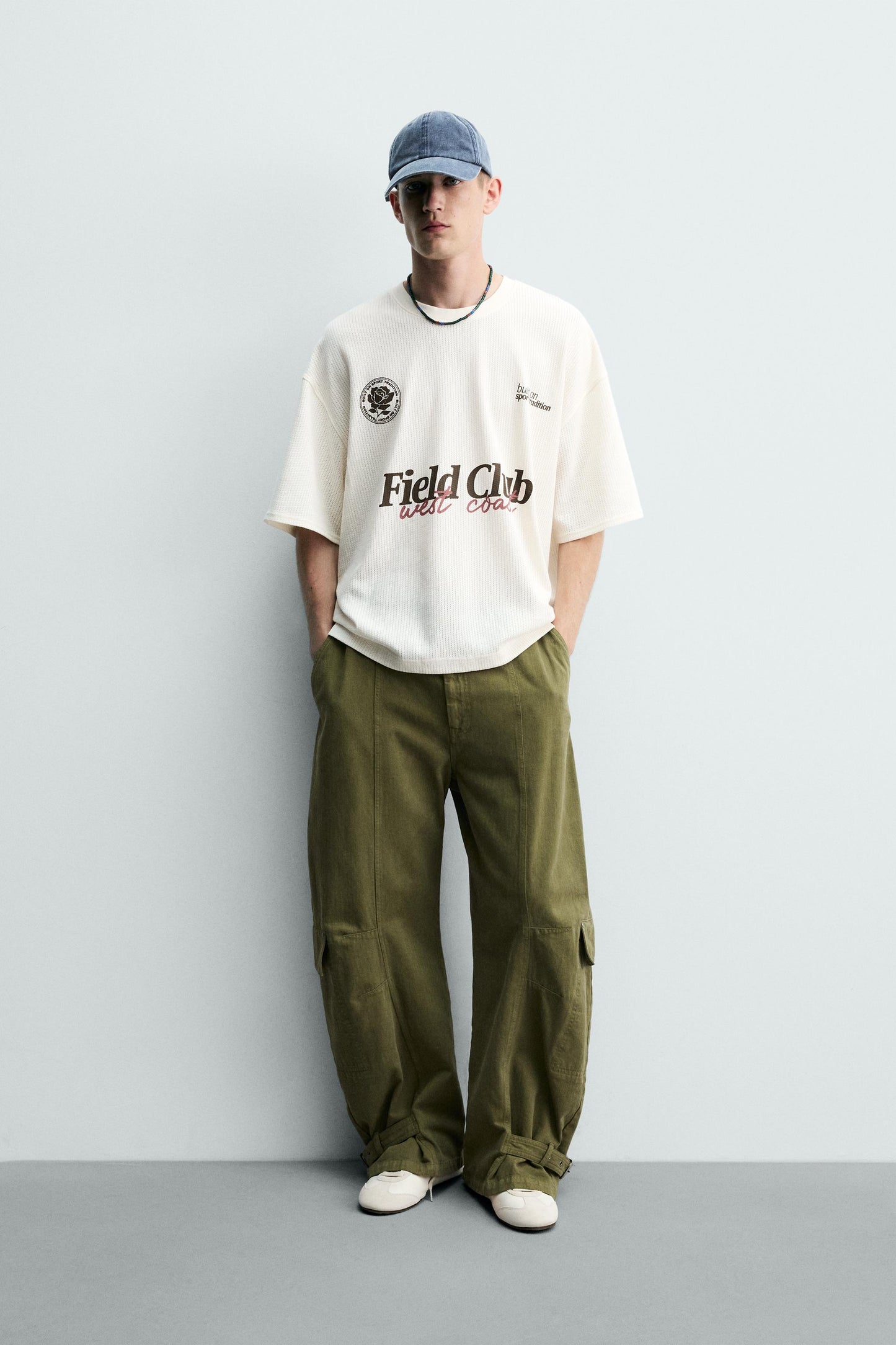 T-SHIRT ESTRUTURADA E ESTAMPADOS EM CONTRASTE