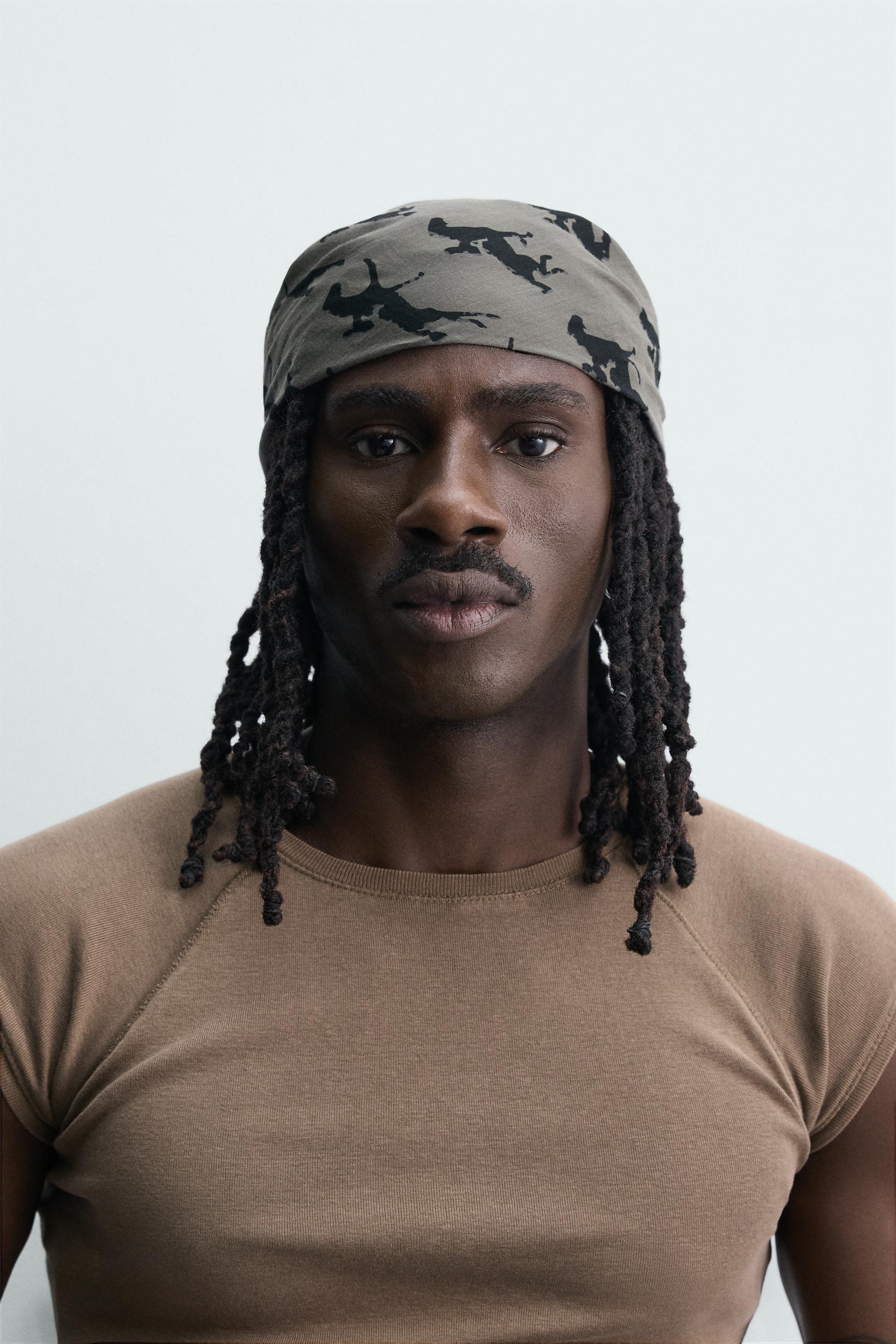 BANDANA COM ESTAMPADO DE CAVALOS