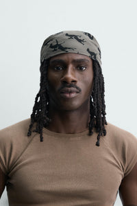 BANDANA COM ESTAMPADO DE CAVALOS