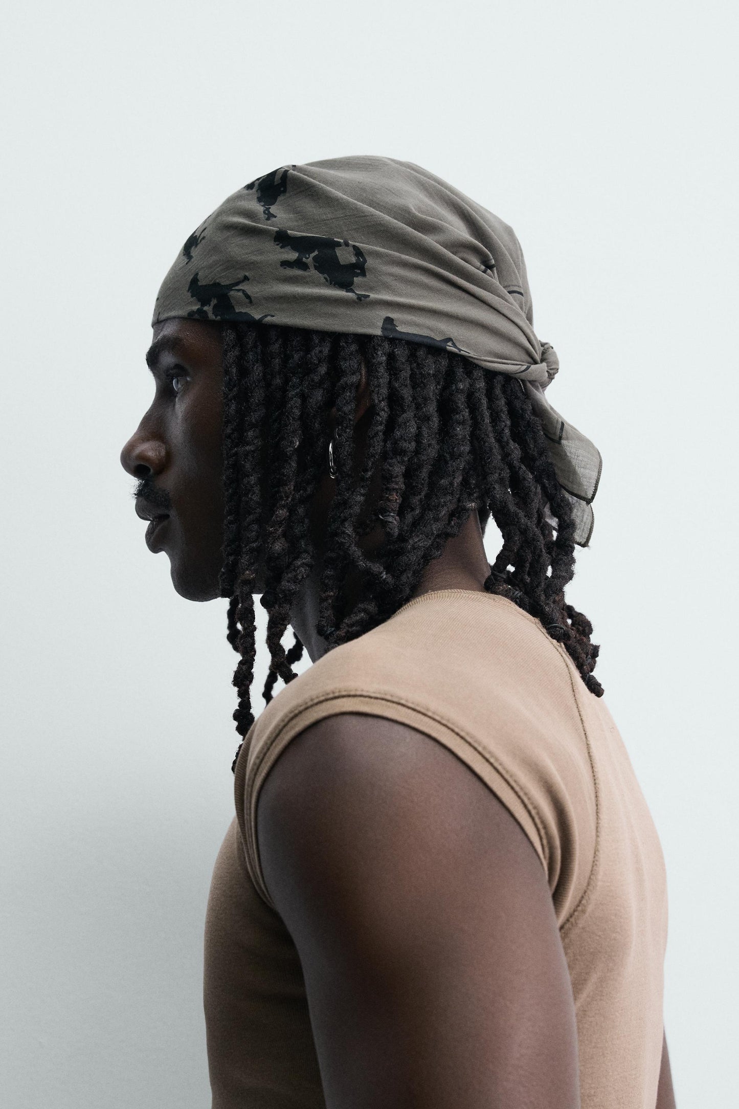 BANDANA COM ESTAMPADO DE CAVALOS