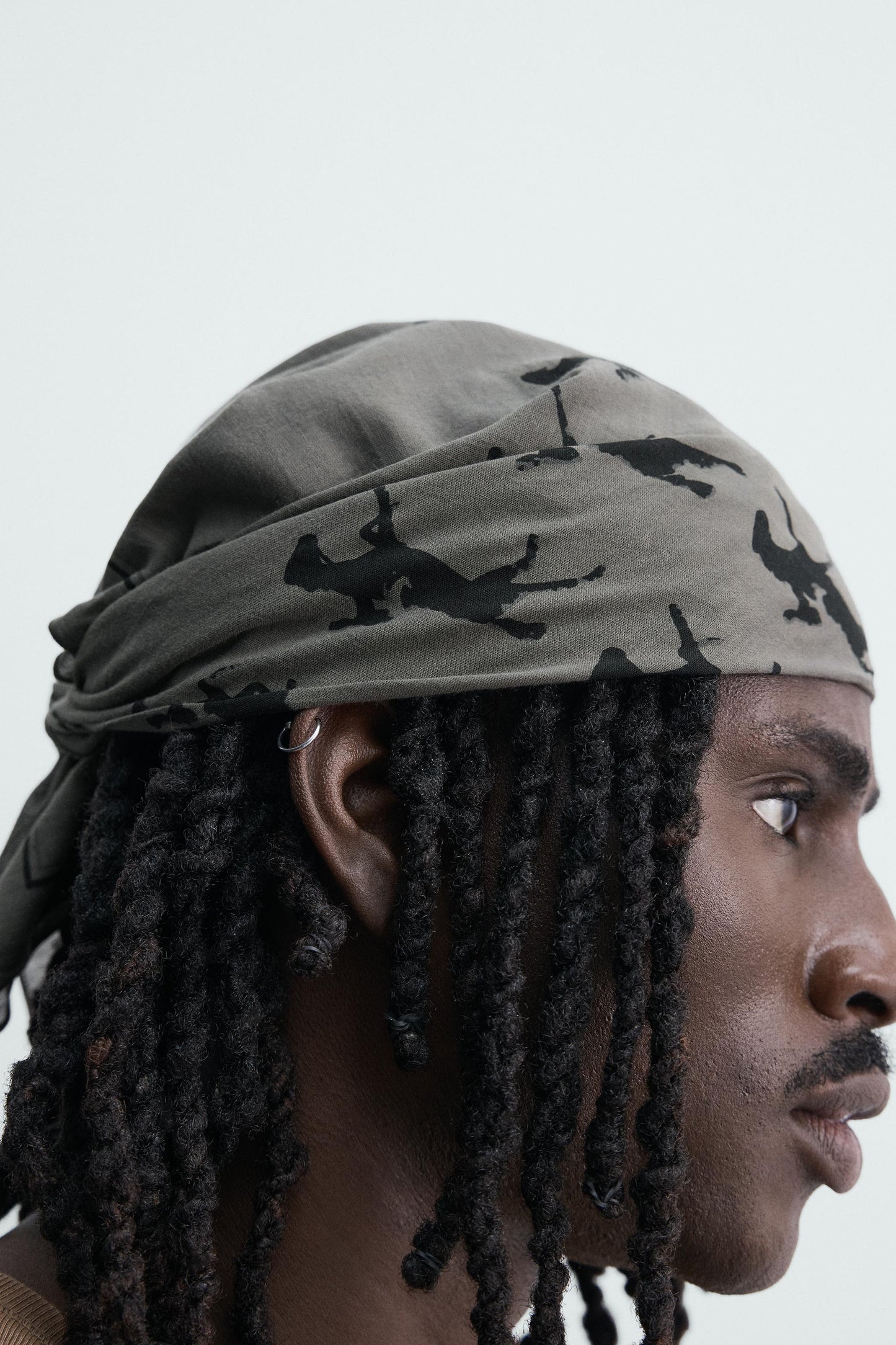 BANDANA COM ESTAMPADO DE CAVALOS