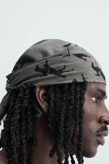 BANDANA COM ESTAMPADO DE CAVALOS