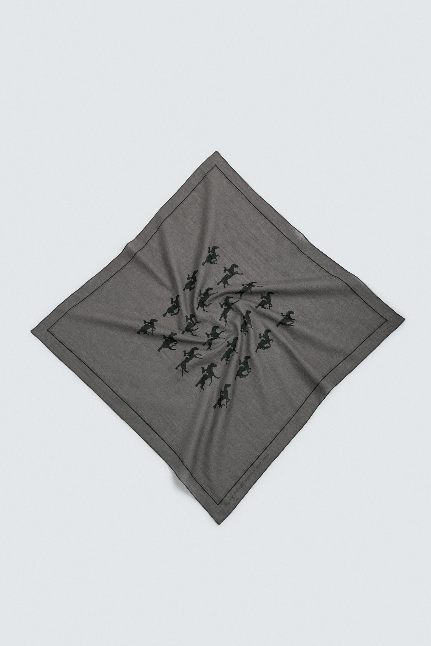 BANDANA COM ESTAMPADO DE CAVALOS