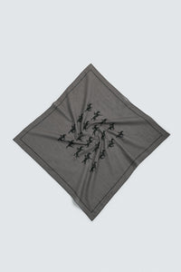 BANDANA COM ESTAMPADO DE CAVALOS