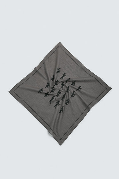 BANDANA COM ESTAMPADO DE CAVALOS