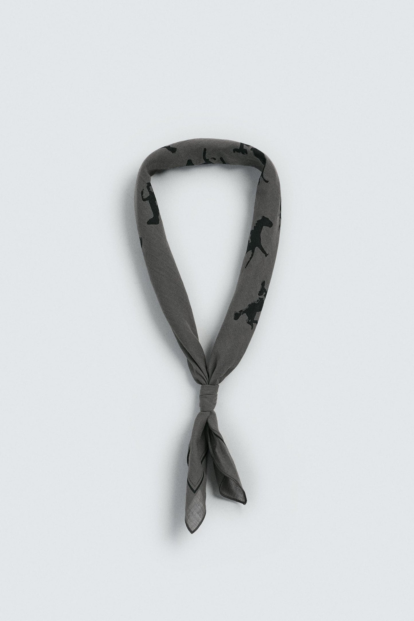 BANDANA COM ESTAMPADO DE CAVALOS