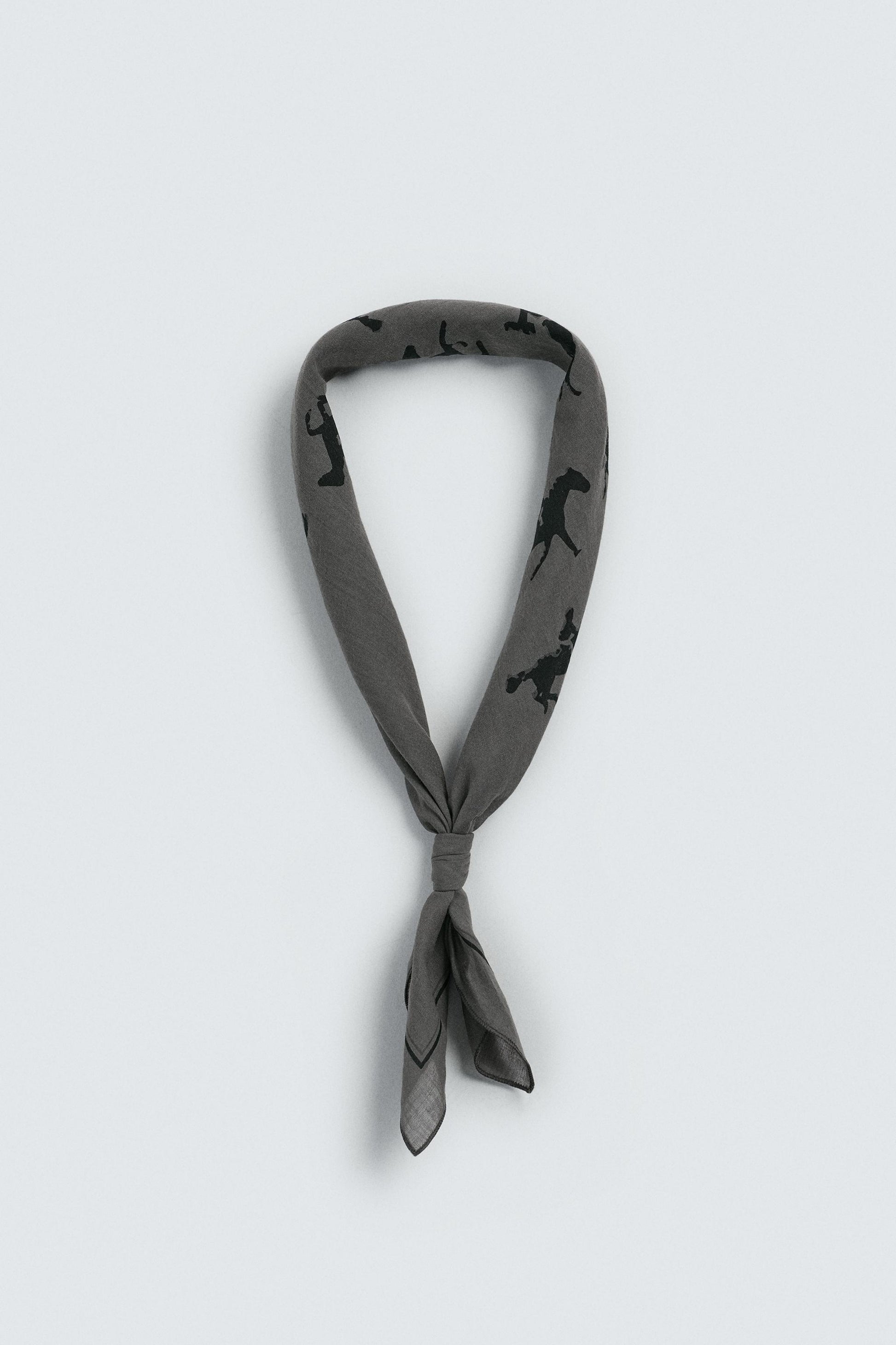 BANDANA COM ESTAMPADO DE CAVALOS