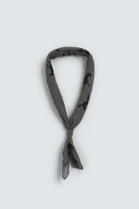 BANDANA COM ESTAMPADO DE CAVALOS