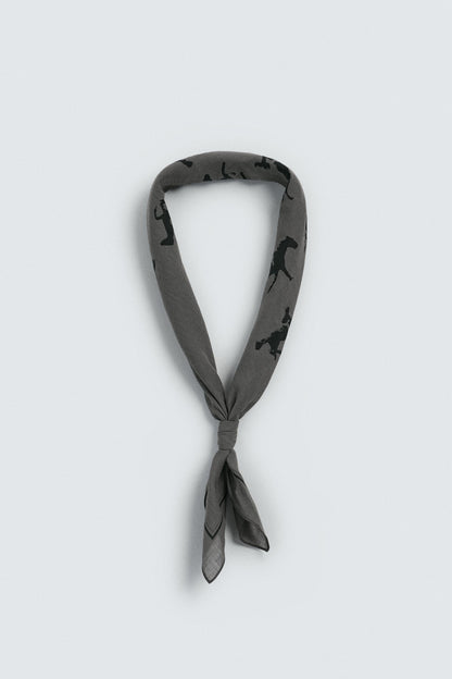 BANDANA COM ESTAMPADO DE CAVALOS