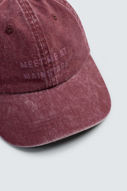 BONÉ LAVADO COM TEXTO ESTAMPADO