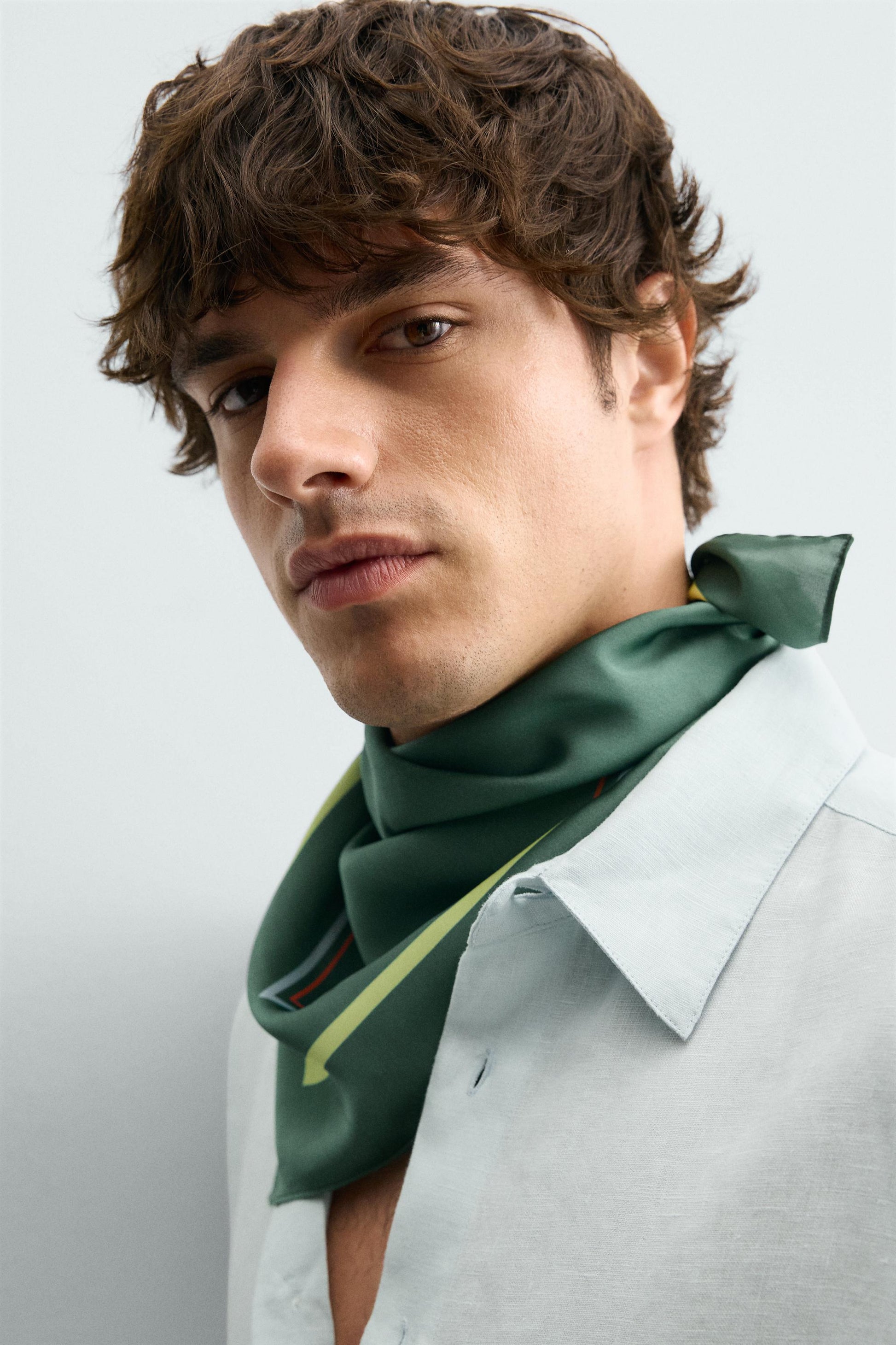 BANDANA FLUIDA COM ESTAMPADO GEOMÉTRICO