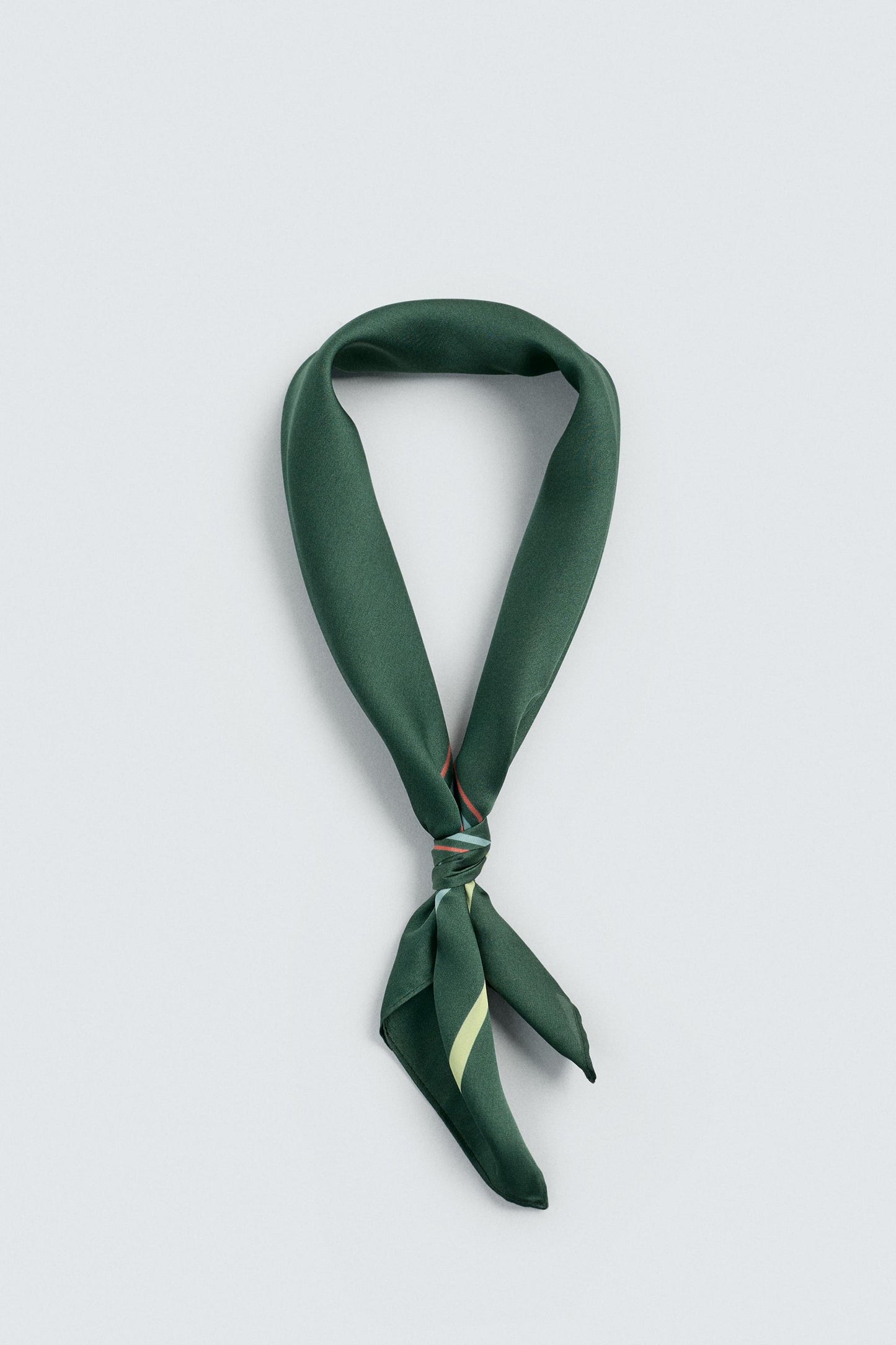 BANDANA FLUIDA COM ESTAMPADO GEOMÉTRICO