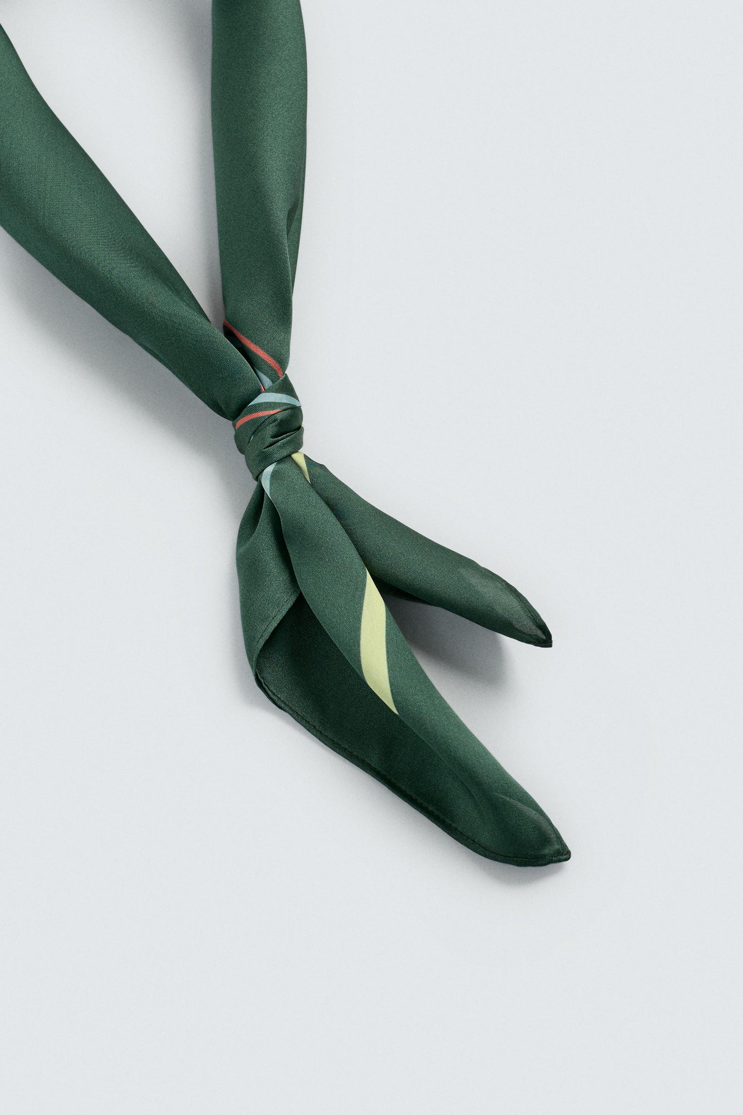 BANDANA FLUIDA COM ESTAMPADO GEOMÉTRICO