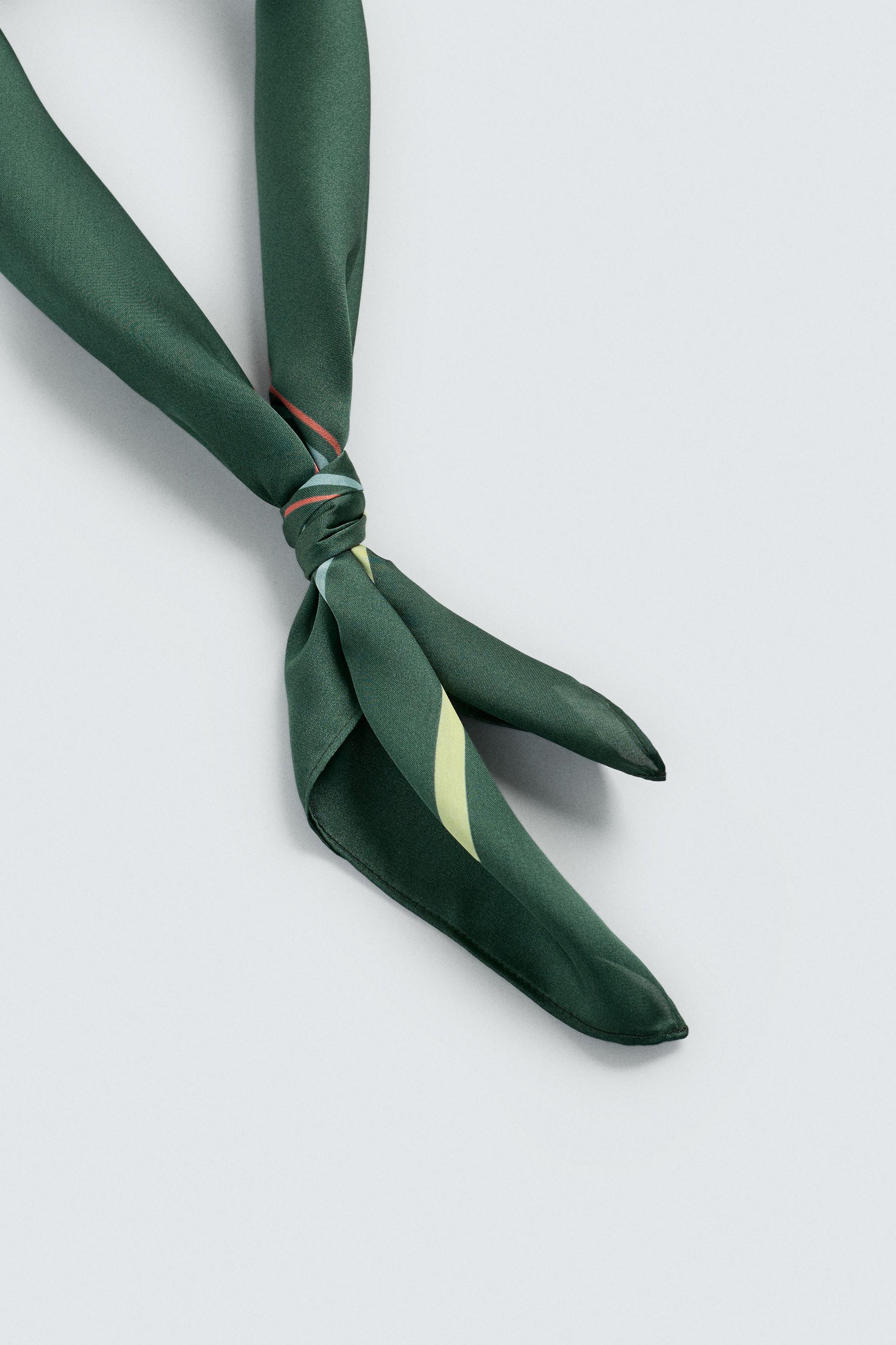 BANDANA FLUIDA COM ESTAMPADO GEOMÉTRICO