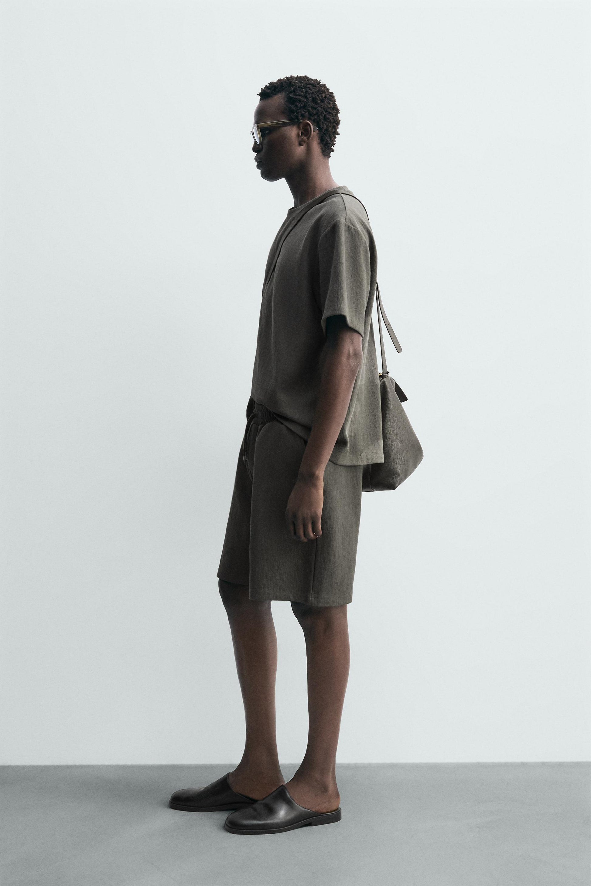 T-SHIRT RELAXED FIT ESTRUTURADA