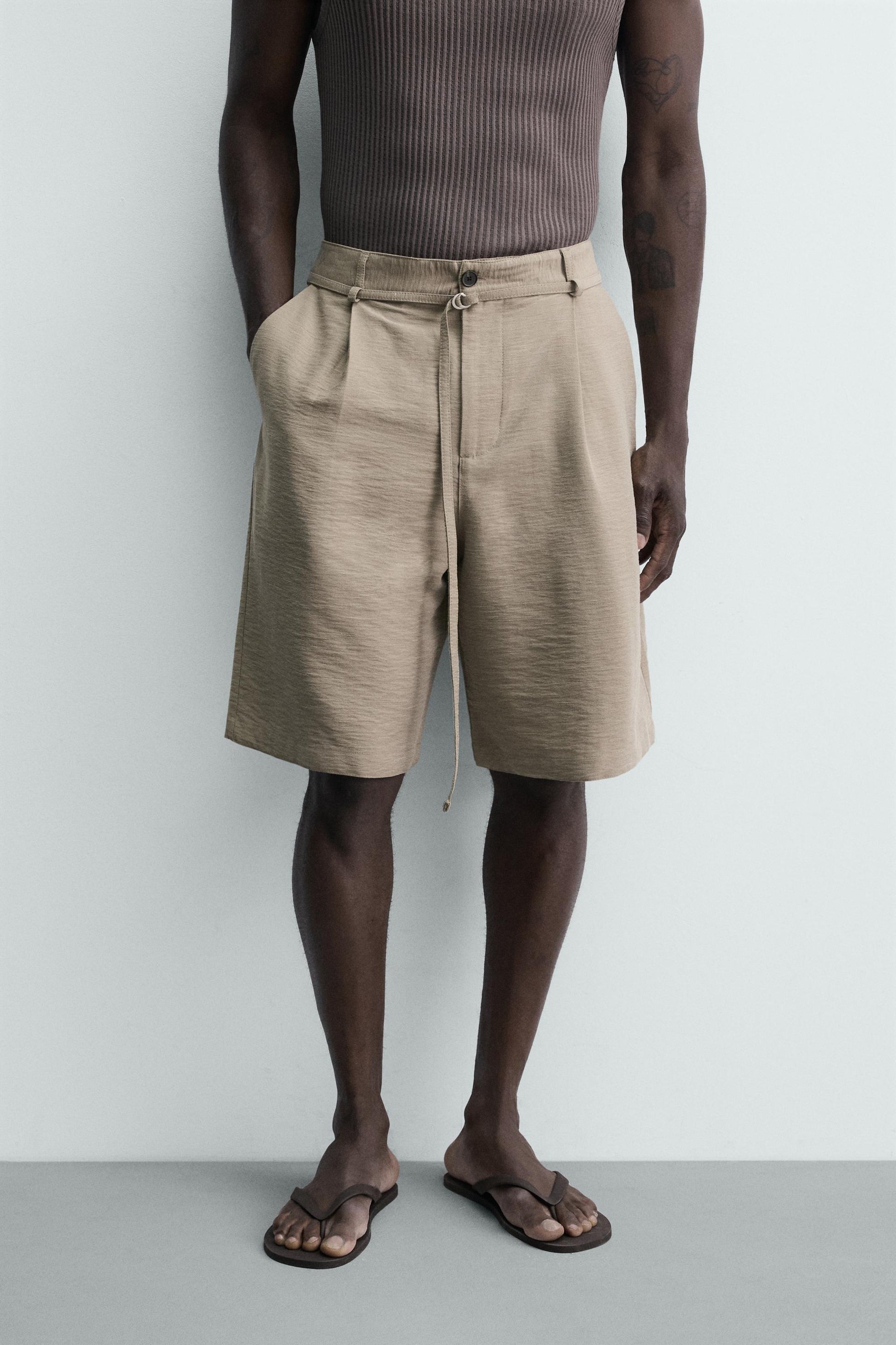 CALÇÕES BERMUDA RELAXED FIT COM PREGAS E CINTO