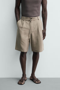 CALÇÕES BERMUDA RELAXED FIT COM PREGAS E CINTO