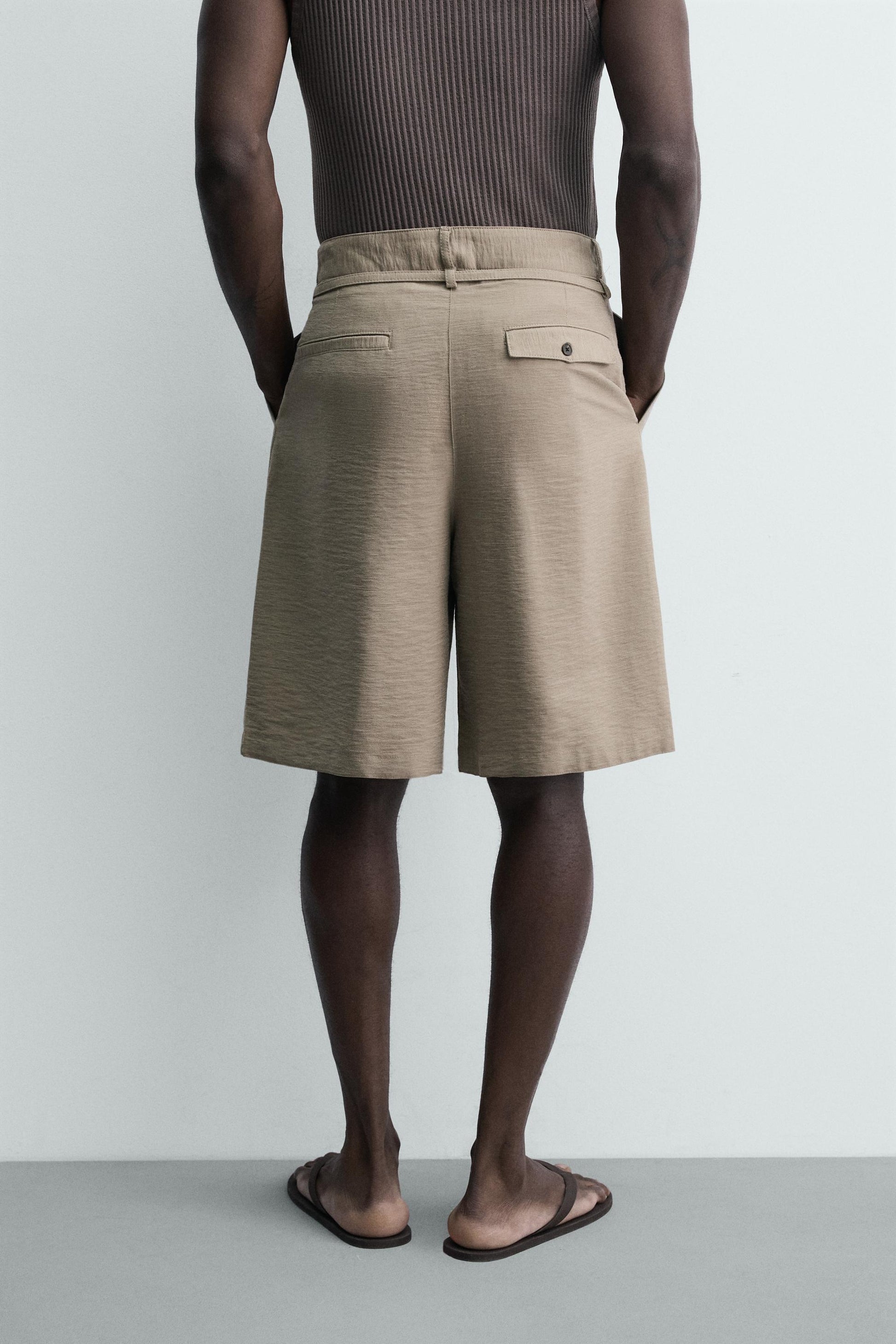 CALÇÕES BERMUDA RELAXED FIT COM PREGAS E CINTO