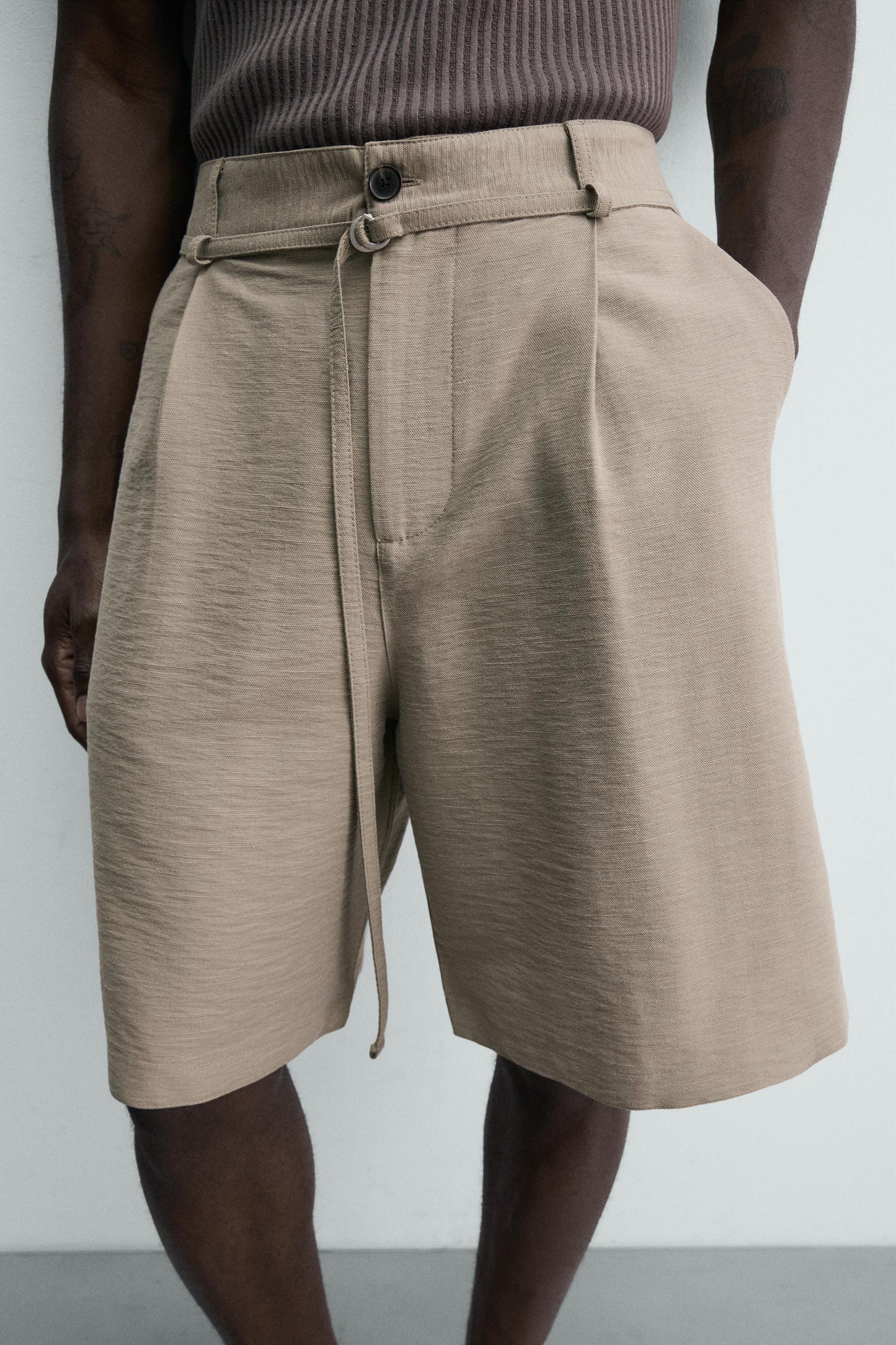 CALÇÕES BERMUDA RELAXED FIT COM PREGAS E CINTO