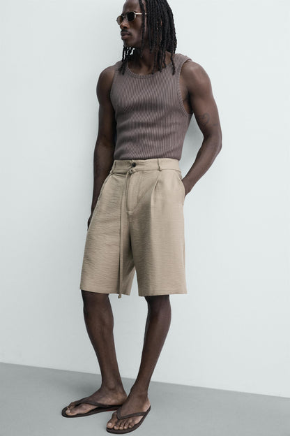 CALÇÕES BERMUDA RELAXED FIT COM PREGAS E CINTO
