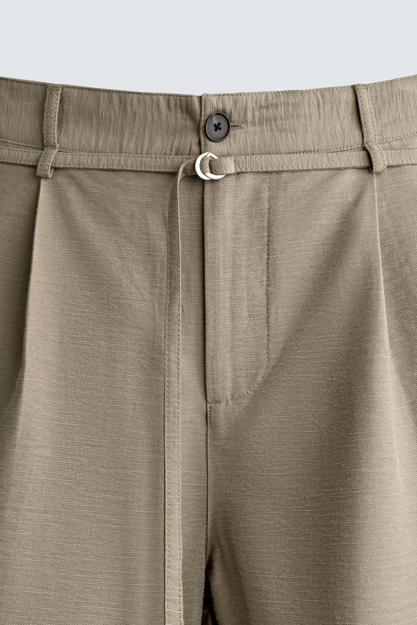 CALÇÕES BERMUDA RELAXED FIT COM PREGAS E CINTO
