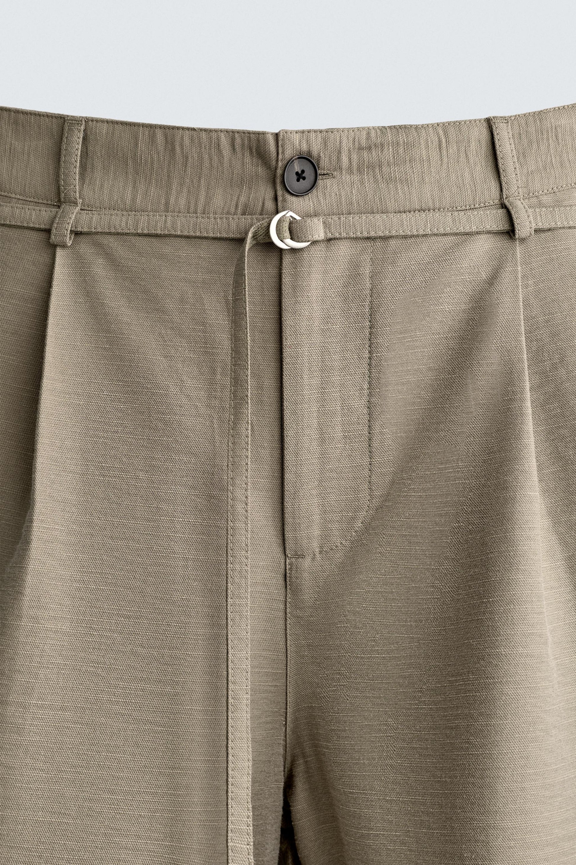 CALÇÕES BERMUDA RELAXED FIT COM PREGAS E CINTO