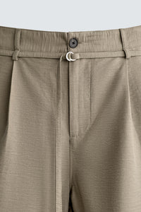 CALÇÕES BERMUDA RELAXED FIT COM PREGAS E CINTO