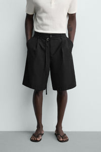 CALÇÕES BERMUDA RELAXED FIT COM PREGAS E CINTO