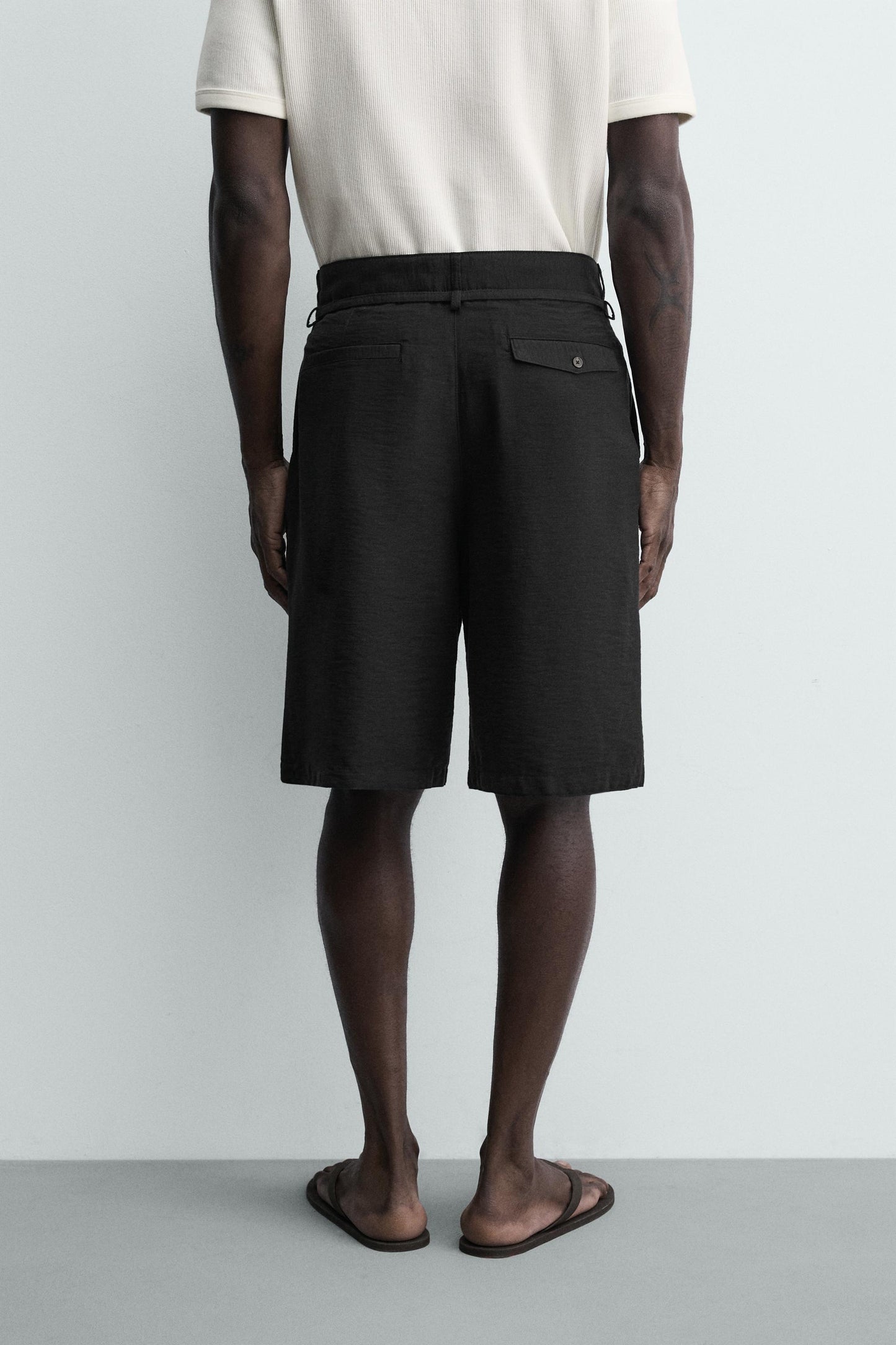 CALÇÕES BERMUDA RELAXED FIT COM PREGAS E CINTO