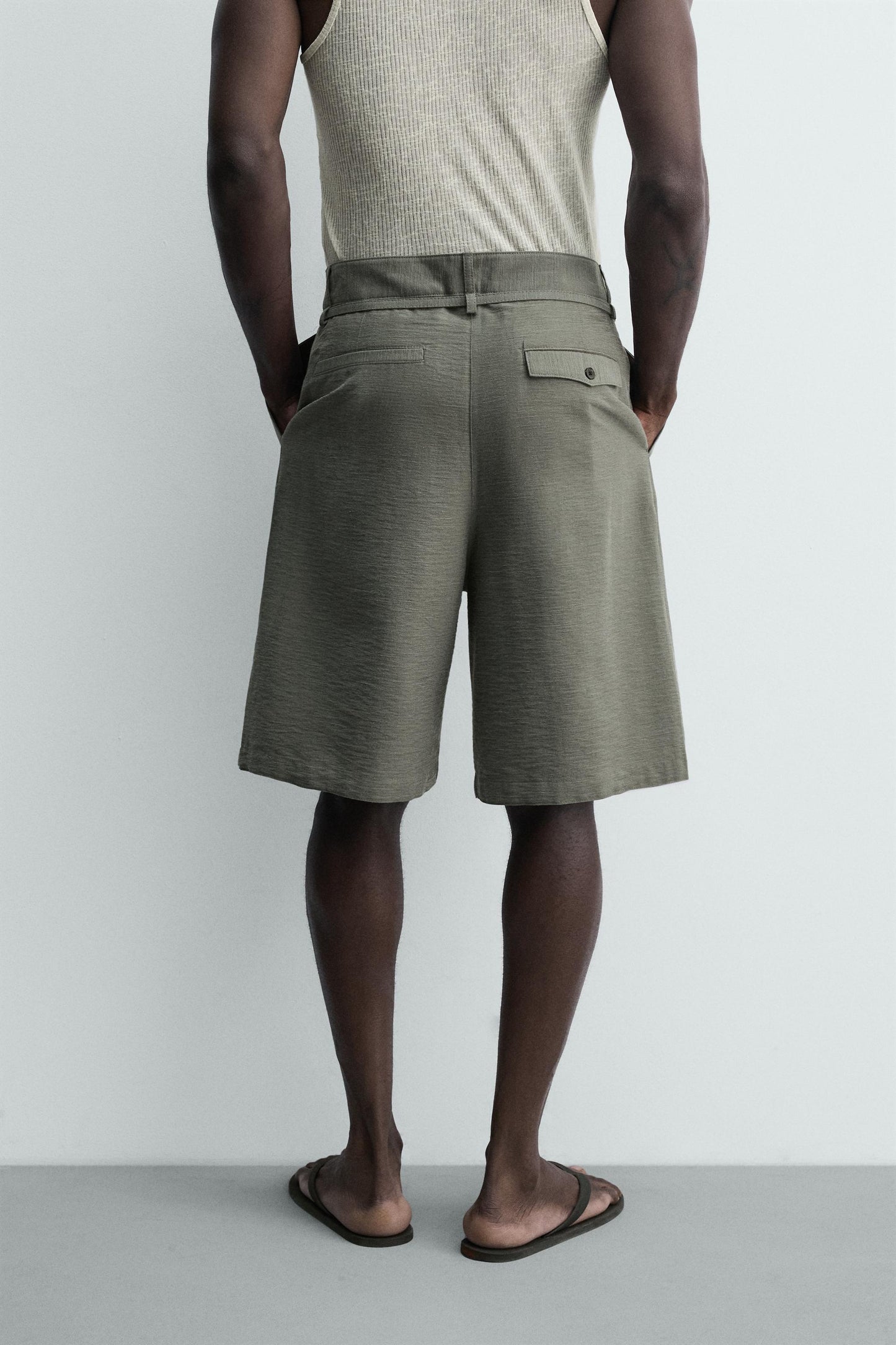 CALÇÕES BERMUDA RELAXED FIT COM PREGAS E CINTO