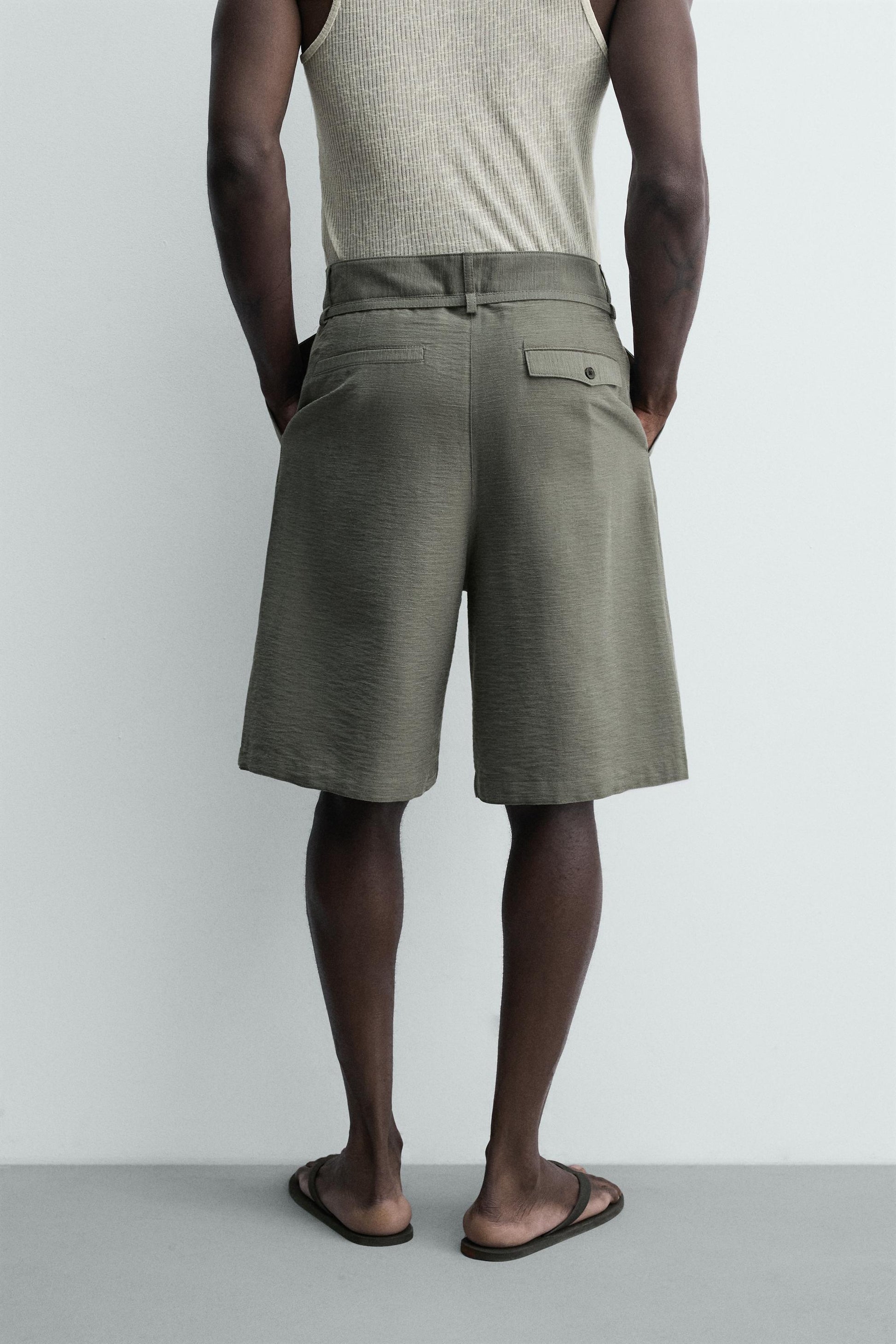 CALÇÕES BERMUDA RELAXED FIT COM PREGAS E CINTO