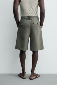 CALÇÕES BERMUDA RELAXED FIT COM PREGAS E CINTO