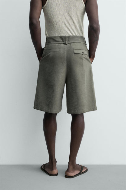 CALÇÕES BERMUDA RELAXED FIT COM PREGAS E CINTO